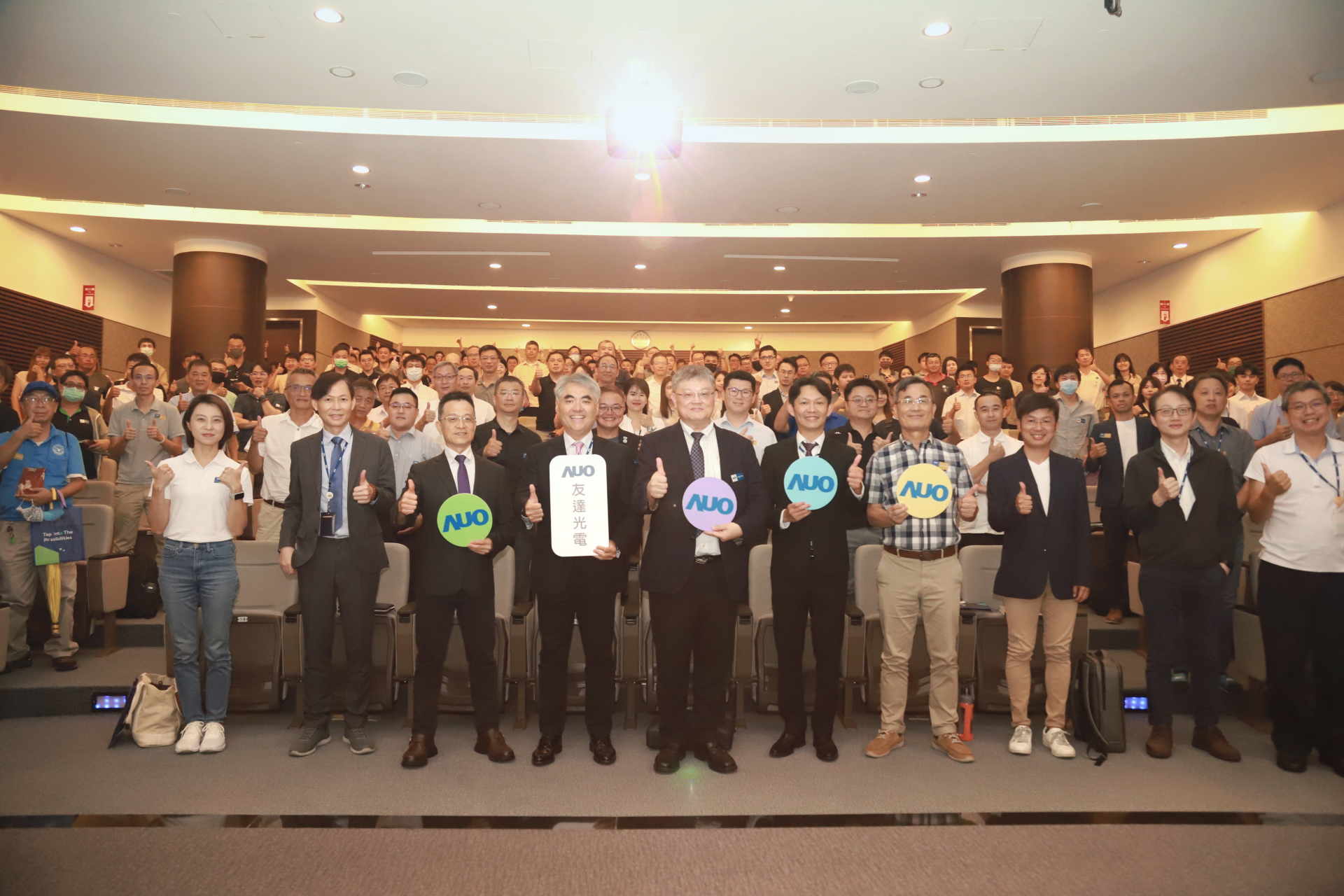 友達光電邀請領域專家共研再生能源發展、電力需求及建築物減碳等議題進行交流，盼共擘綠色永續生態圈的嶄新契機