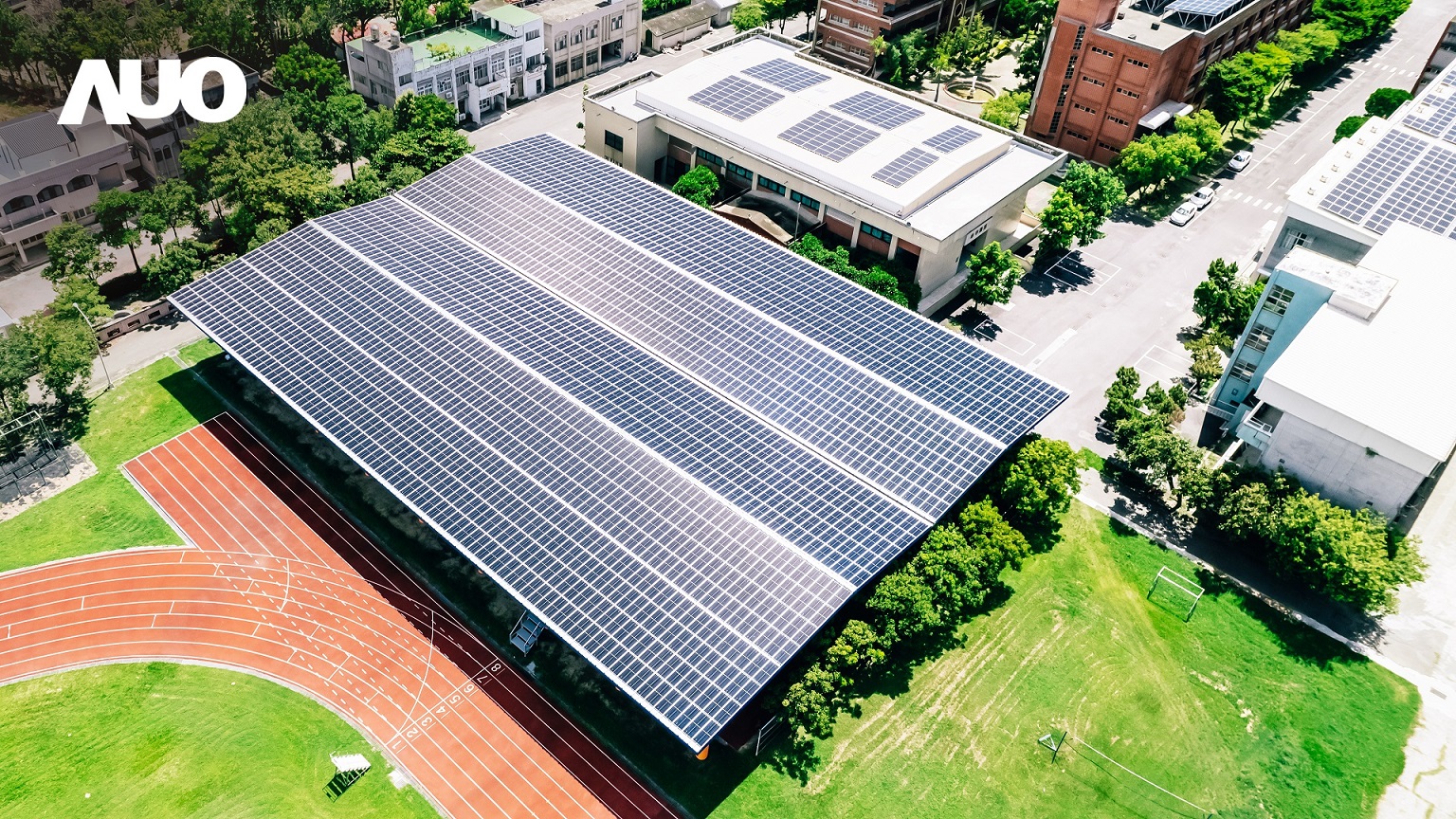 友達SunSteel光電整合型浪板具備快速安裝、輕量化優勢，可提升15%發電效能，通過國際IEC與國內VPC認證安全、防漏、耐候標準