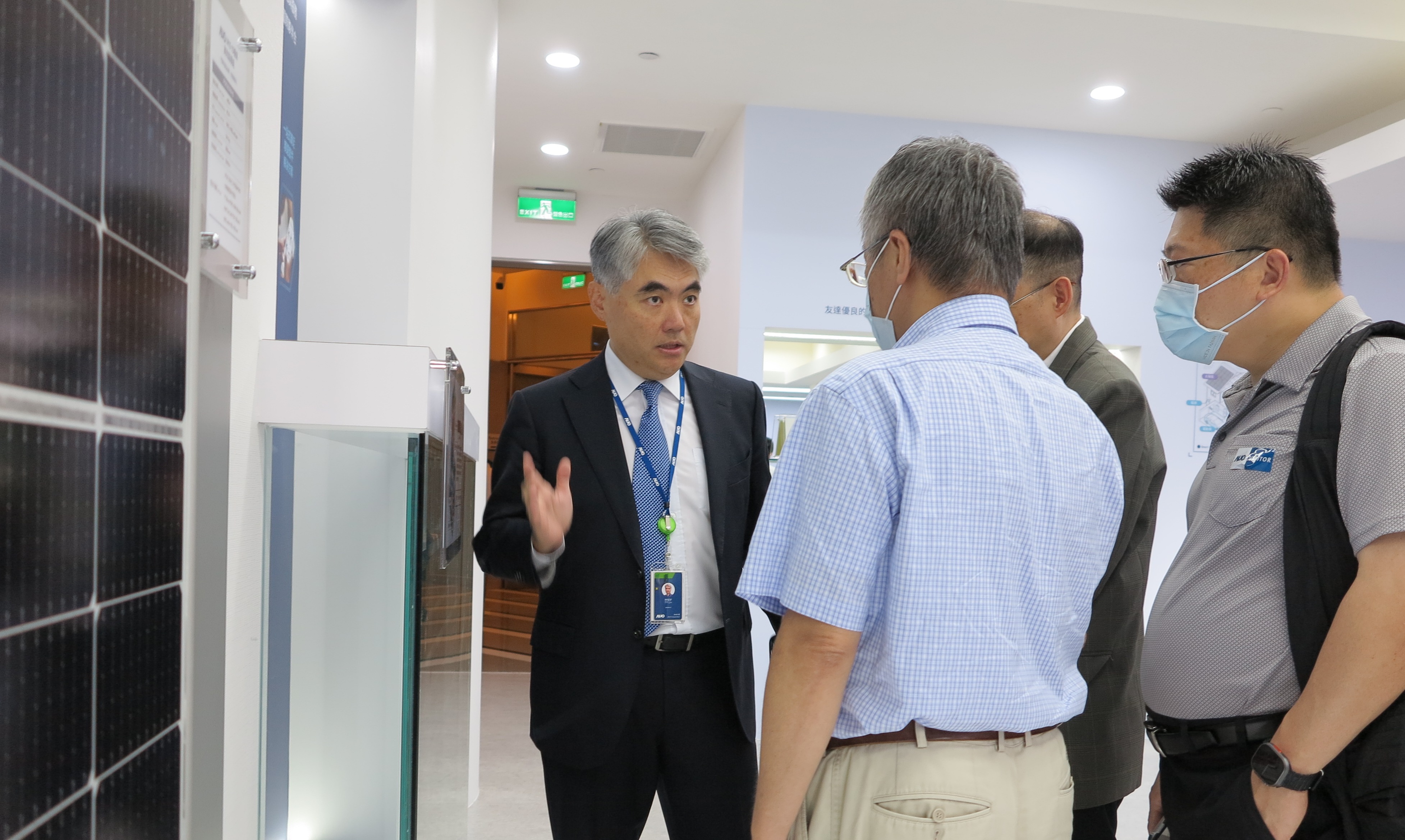 友達光電能源事業群總經理林恬宇分享友達落實太陽能建築一體化目標，協助企業邁向能源轉型的高效能低碳解方。