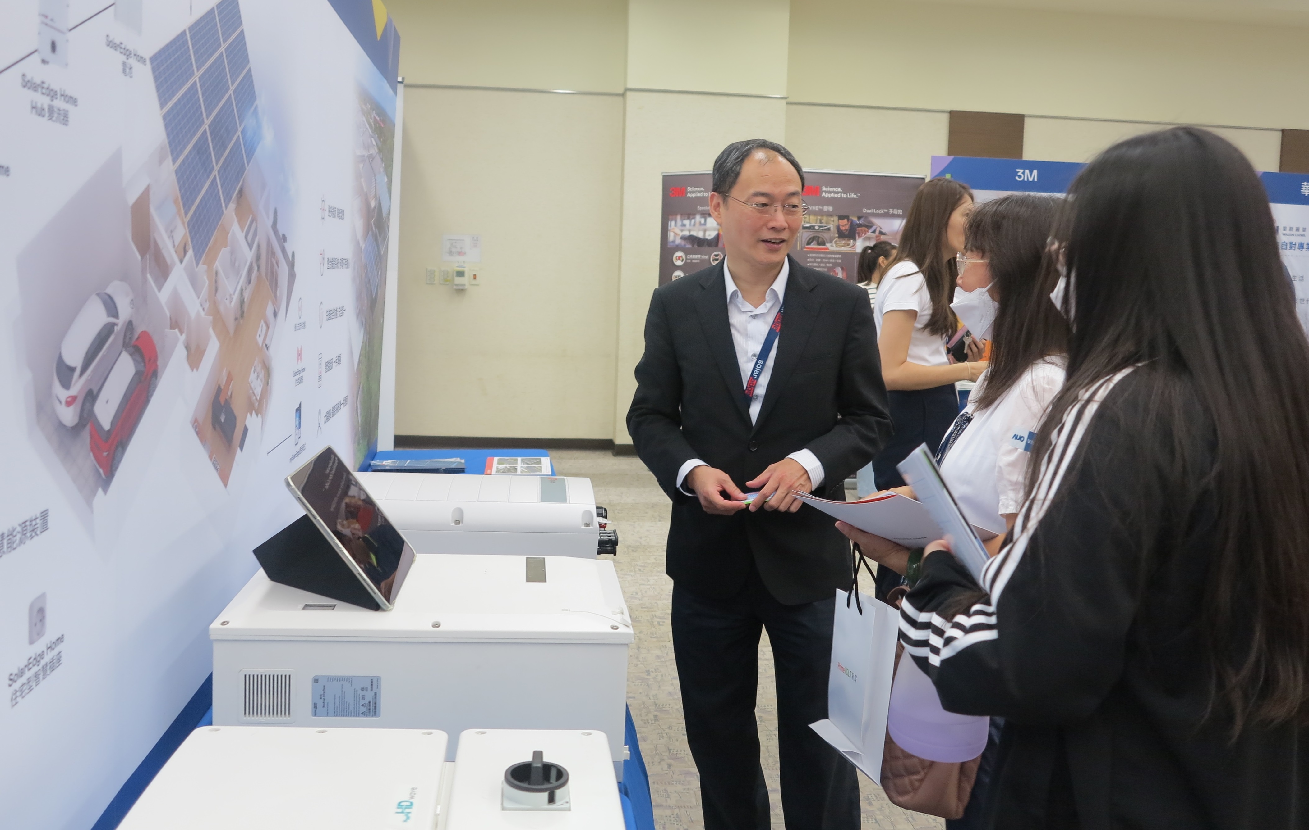 透過研討會產學界緊密交流與分享，提升參與人員借鏡及加深低碳概念，提升綠色能源產業之韌性。